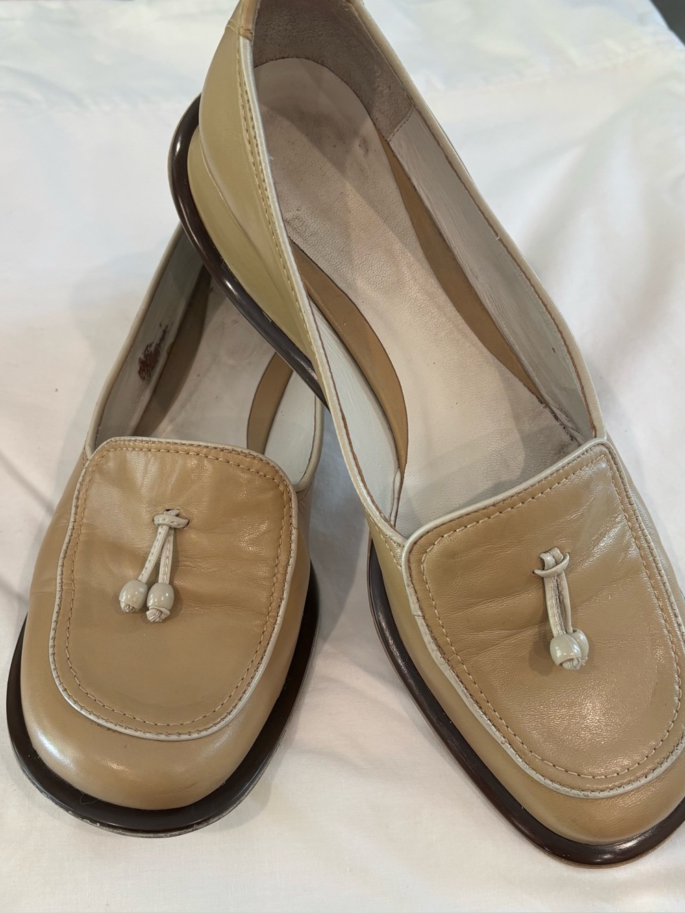 BCBG vintage Beige Leather Tassel Loafers with wedge heel. Size 8.5